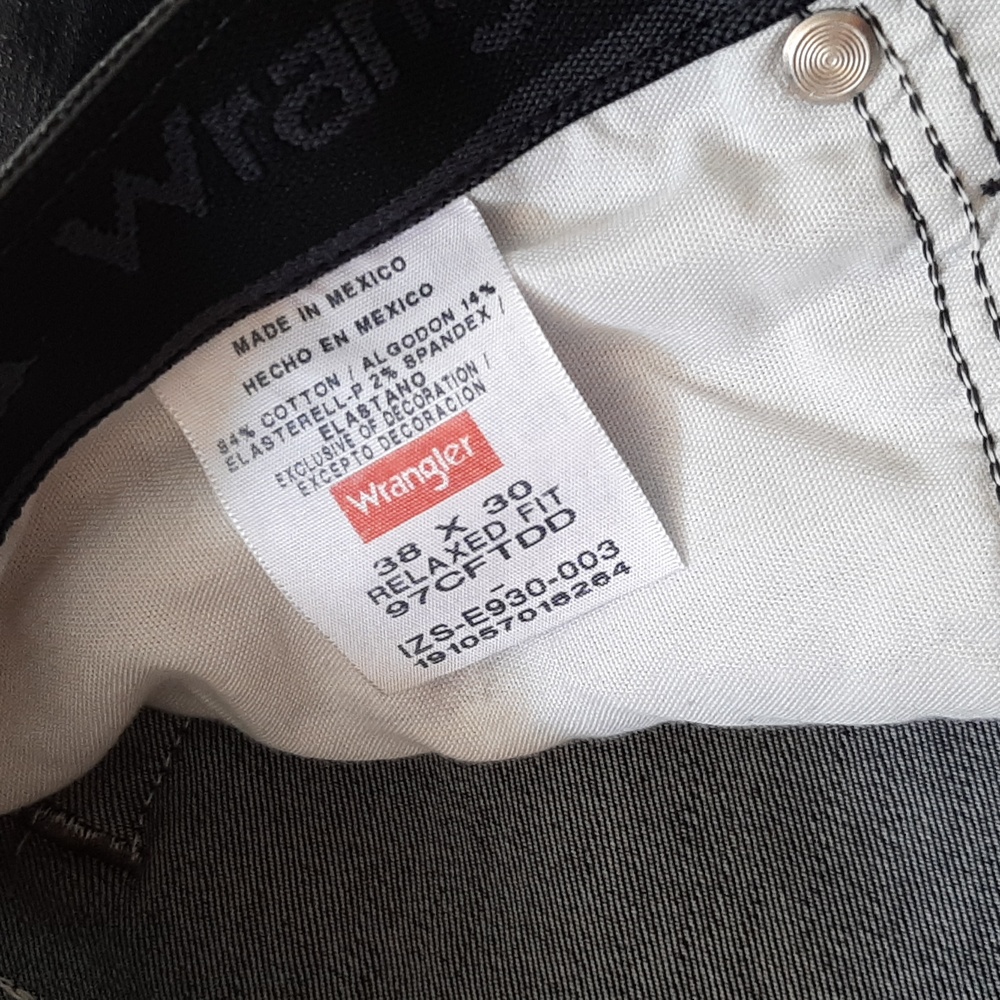 Black wrangler jeans men's size 38X30 - Picture 4 of 9